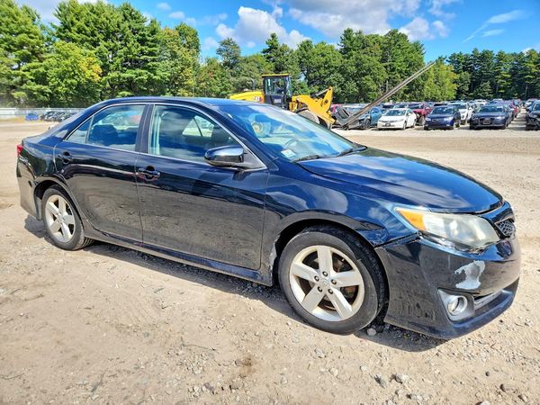 2014 TOYOTA CAMRY — Passenger 3/4