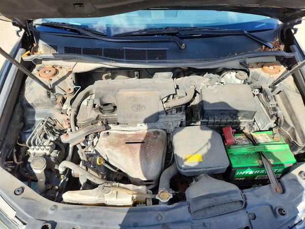 2014 TOYOTA CAMRY — Engine bay
