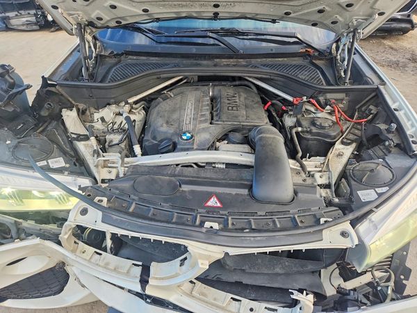 2014 BMW X5 xDrive35i — Engine bay
