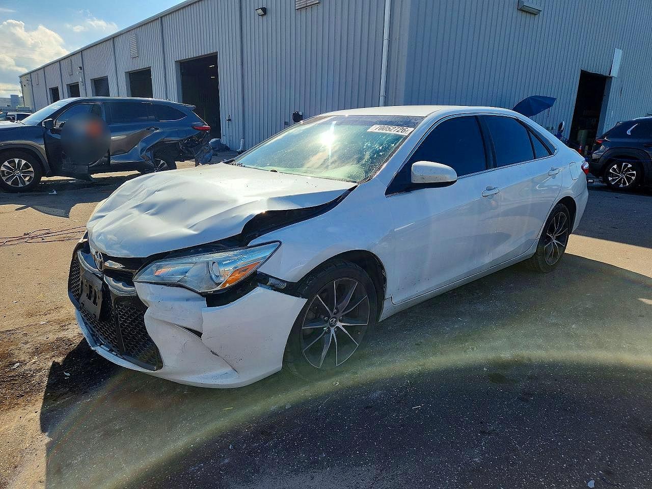 2017 TOYOTA CAMRY LE/SE/XLE/XSE — Front 3/4