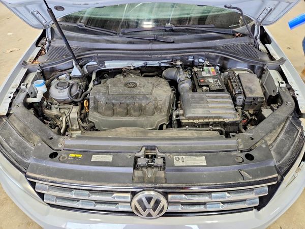 2018 VOLKSWAGEN TIGUAN SE, SEL — Engine bay