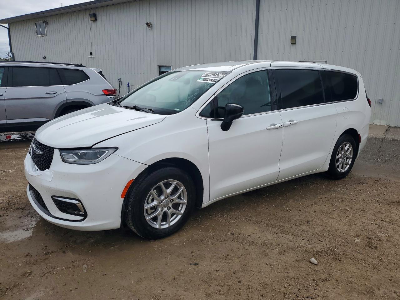 2025 CHRYSLER PACIFICA Select — Front 3/4