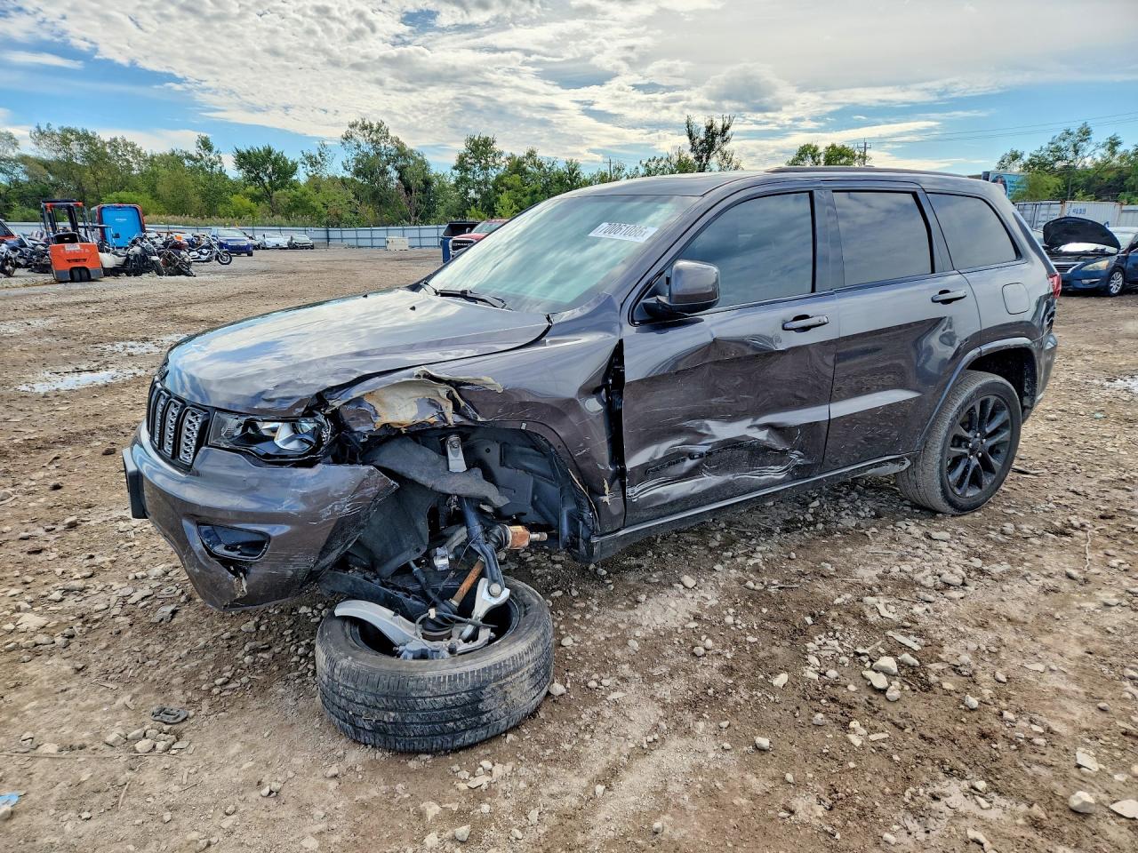 2021 JEEP CHEROKEE Laredo — Front 3/4