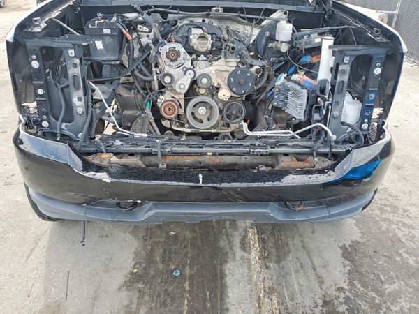 2018 CHEVROLET SILVERADO Custom — Engine bay