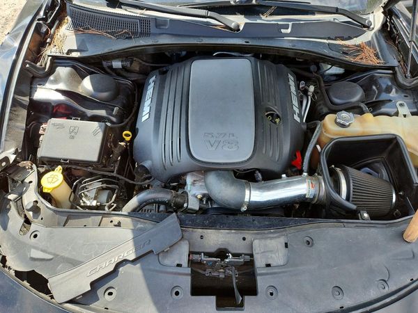 2018 DODGE CHARGER R/T — Engine bay