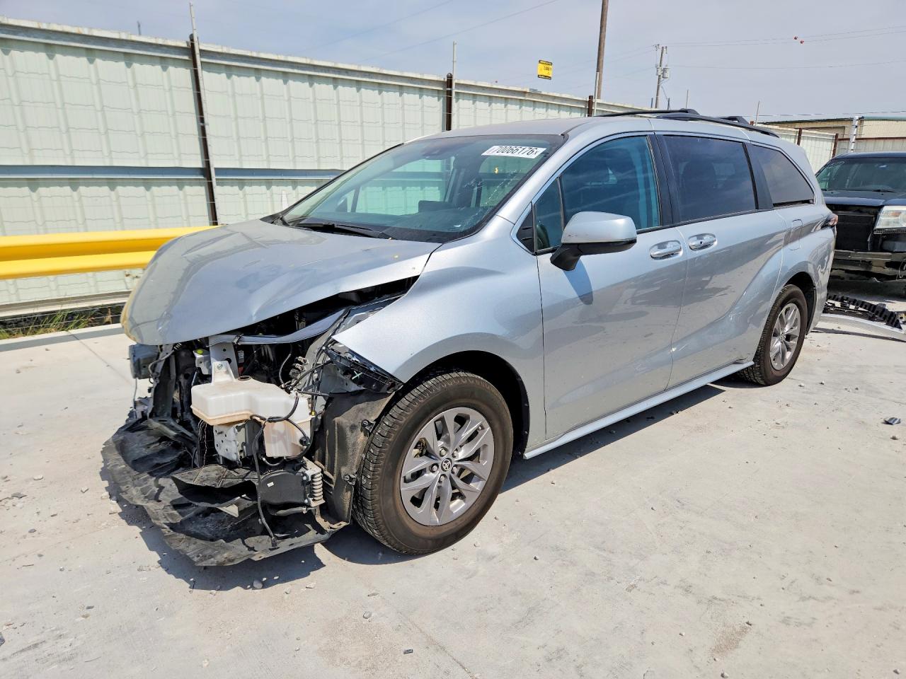 2024 TOYOTA SIENNA LE — Front 3/4