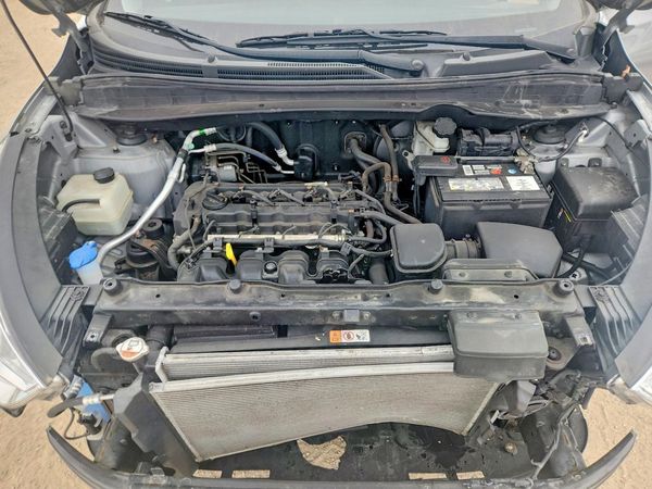 2013 HYUNDAI TUCSON GL — Engine bay