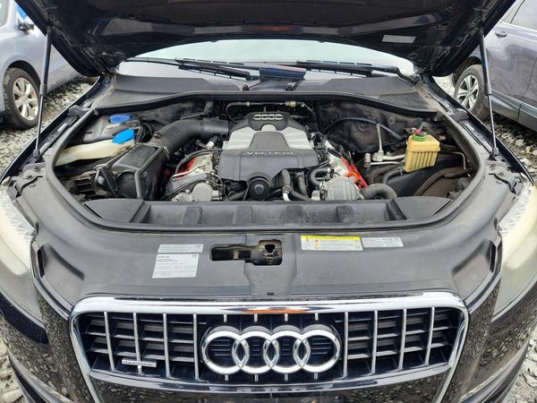 2013 AUDI Q7 Premium Plus — Engine bay
