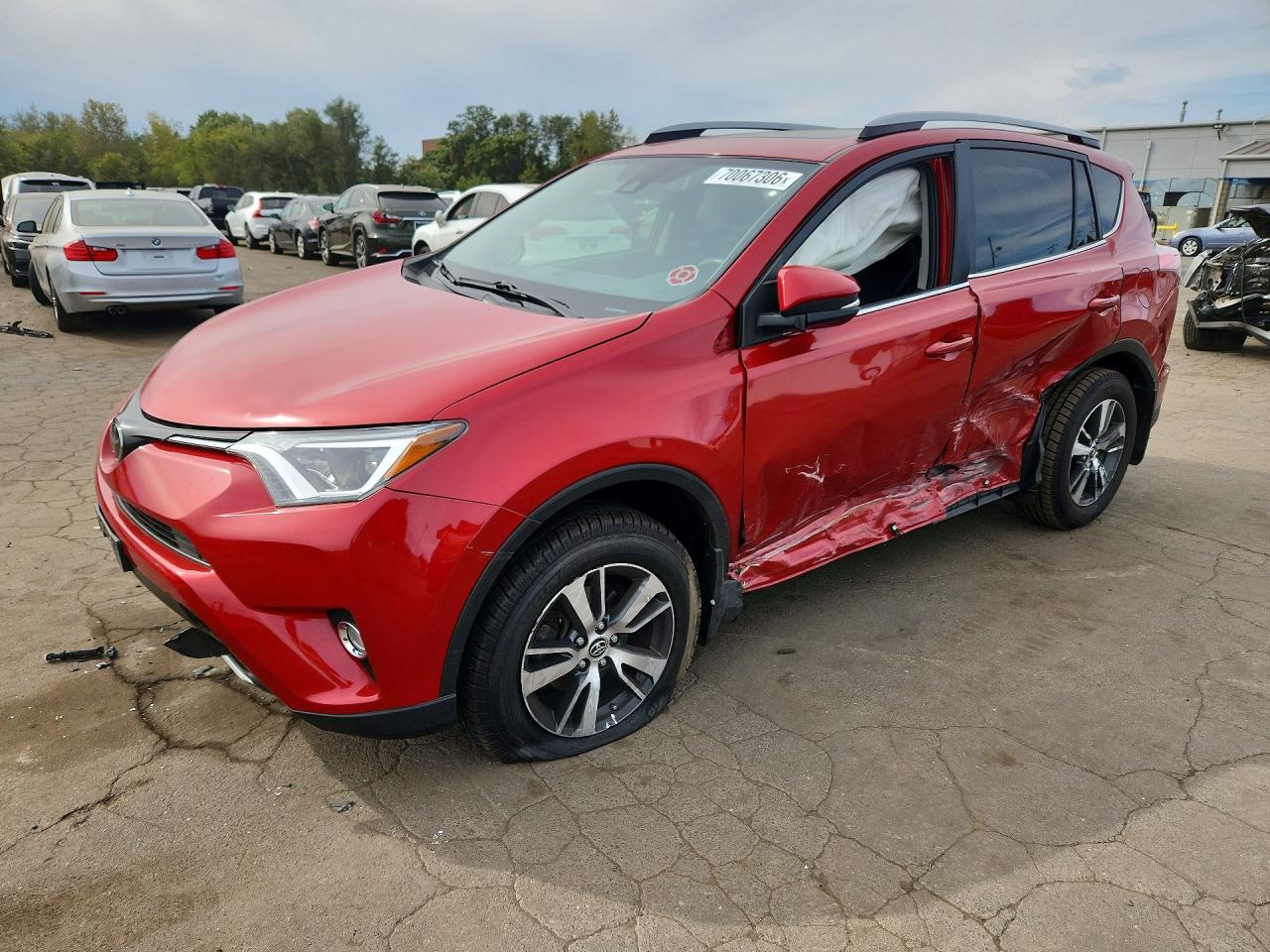 2017 TOYOTA RAV4 XLE — Front 3/4