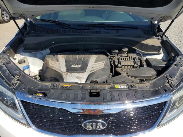 2015 KIA SORENTO GL — Engine bay