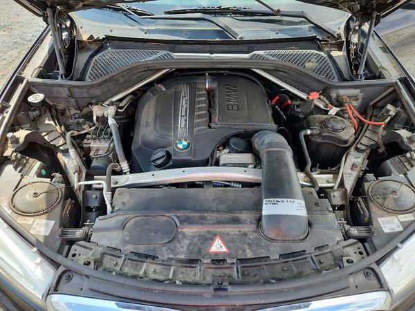2014 BMW X5 sDrive35i — Engine bay