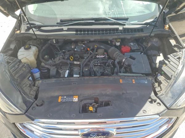 2019 FORD EDGE Titanium — Engine bay