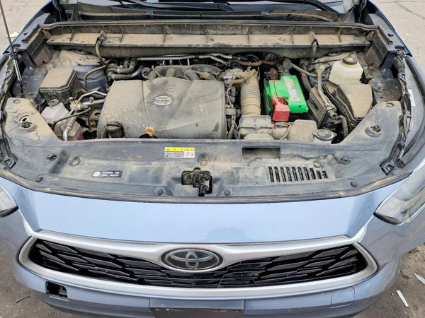 2020 TOYOTA HIGHLANDER XLE Nav — Engine bay