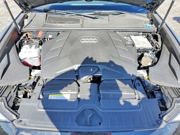 2019 AUDI Q8 — Engine bay