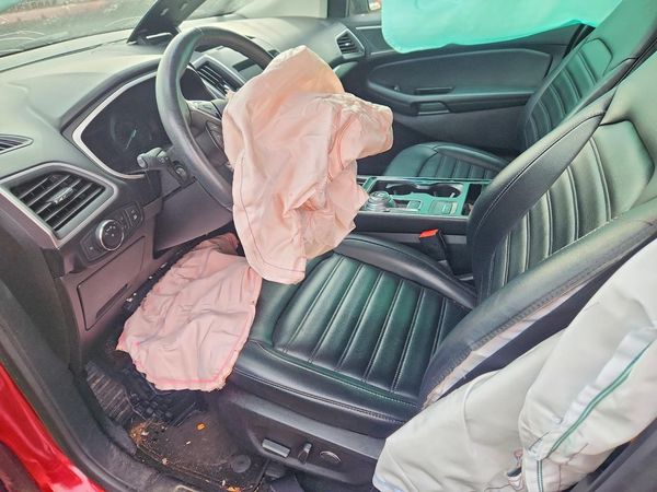 2019 FORD EDGE SEL — DENT