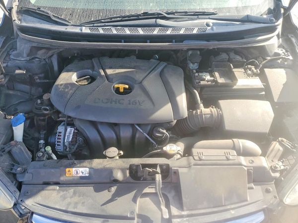 2013 HYUNDAI ELANTRA — Engine bay