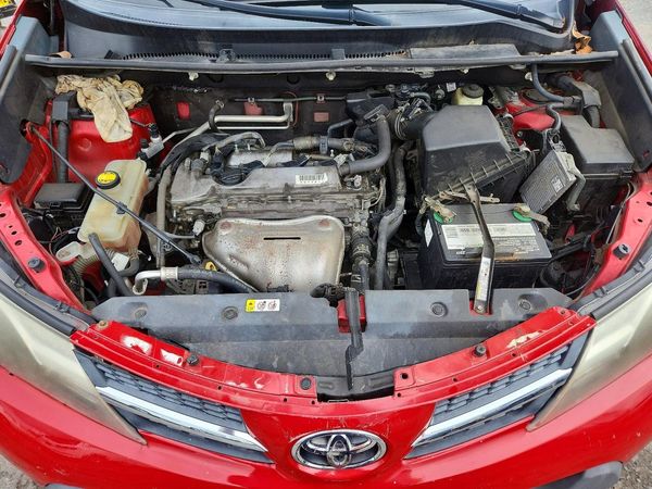 2014 TOYOTA RAV4 Sports — Engine bay