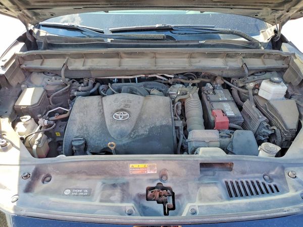 2020 TOYOTA HIGHLANDER L — Engine bay