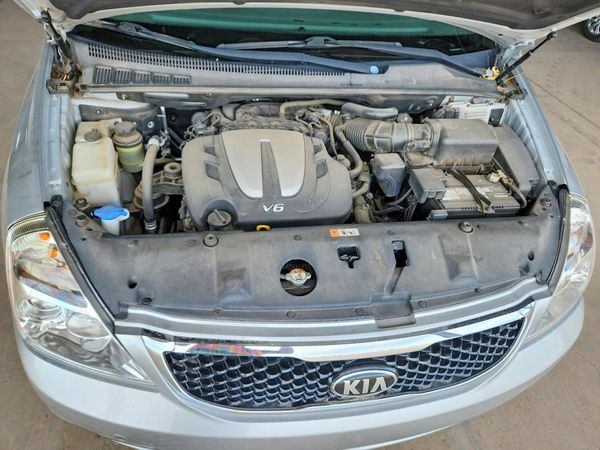 2014 KIA SEDONA GL — Engine bay