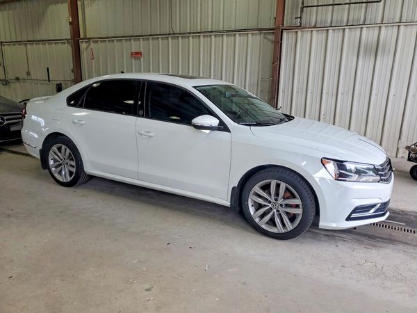2019 VOLKSWAGEN PASSAT Wolfsburg — Passenger 3/4