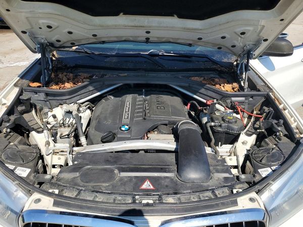 2015 BMW X5 xDrive35i — Engine bay