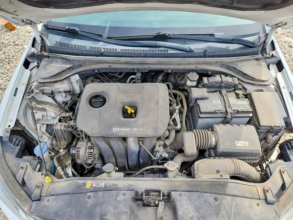 2017 HYUNDAI ELANTRA — Engine bay