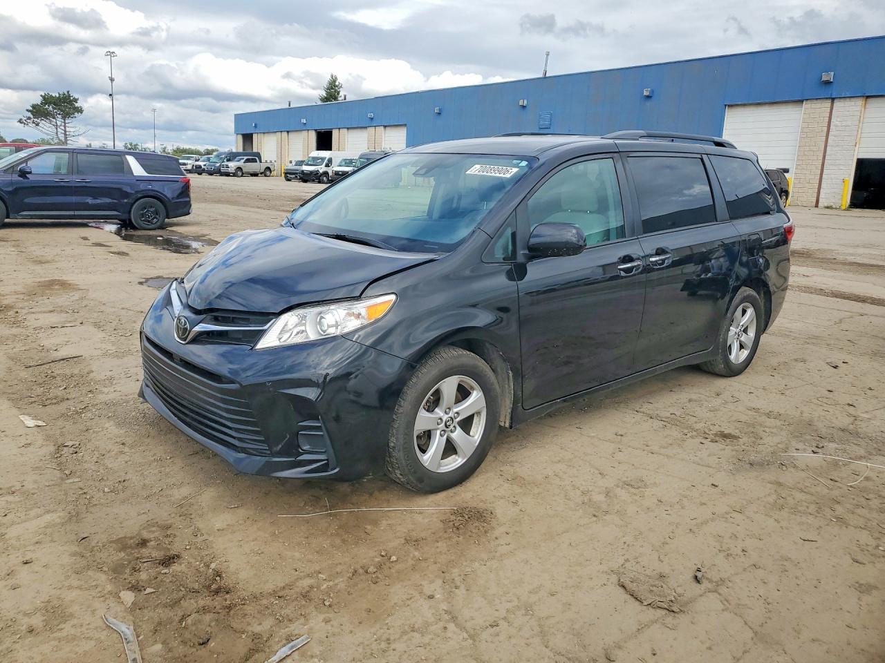2020 TOYOTA SIENNA E grade — Front 3/4