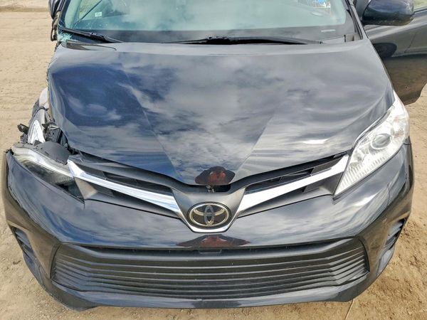 2020 TOYOTA SIENNA E grade — Engine bay