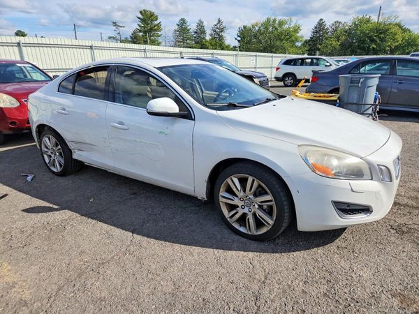 2013 VOLVO S60 — Passenger 3/4