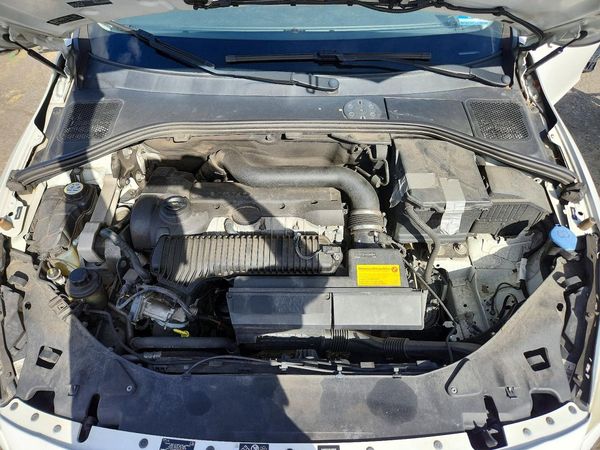 2013 VOLVO S60 — Engine bay