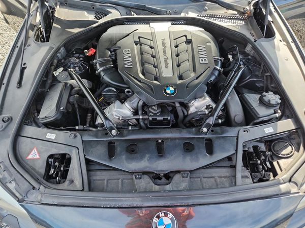 2013 BMW 5 SERIES — Engine bay