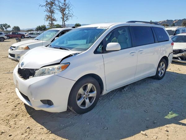 2013 TOYOTA SIENNA — DSFA — Front 3/4