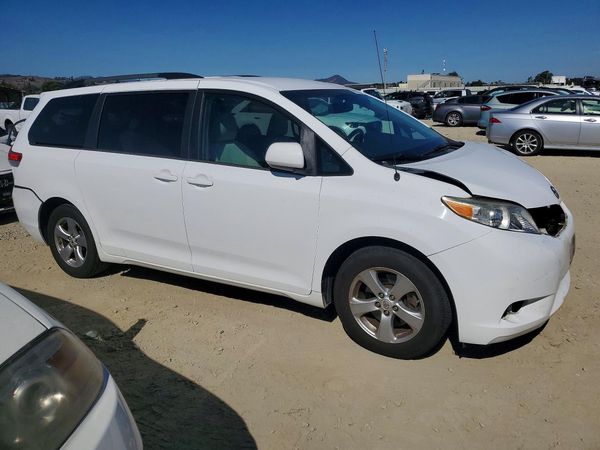 2013 TOYOTA SIENNA — Passenger 3/4