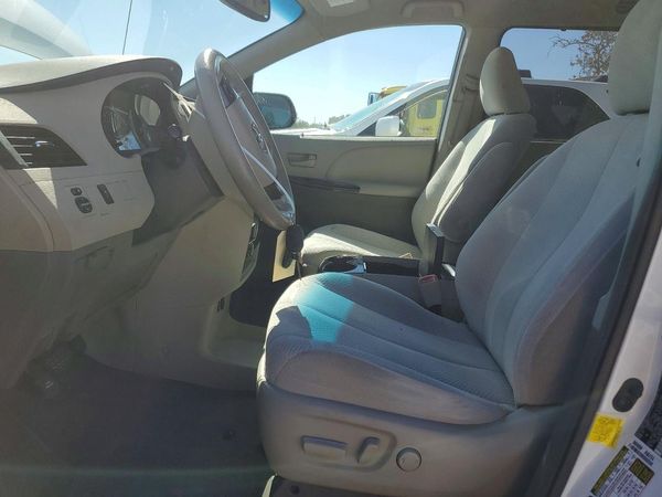 2013 TOYOTA SIENNA — DENT