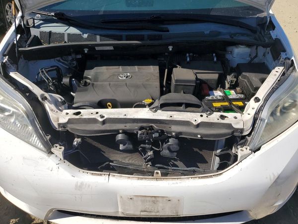 2013 TOYOTA SIENNA — Engine bay