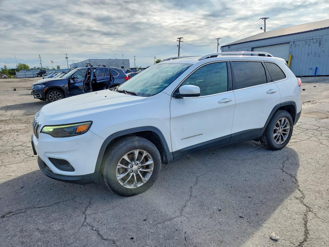 2019 JEEP CHEROKEE Latitude Plus — Front 3/4