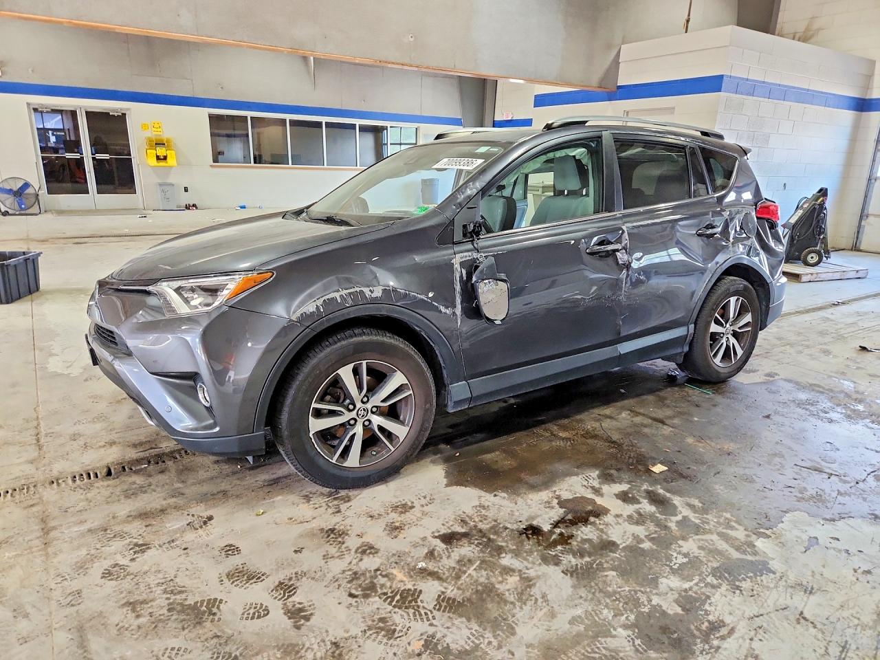 2018 TOYOTA RAV4 XLE Adventure/XLE — Front 3/4