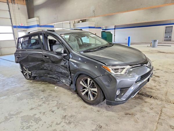 2018 TOYOTA RAV4 XLE Adventure/XLE — Passenger 3/4