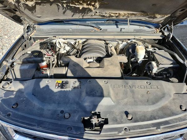 2016 CHEVROLET SUBURBAN LS — Engine bay