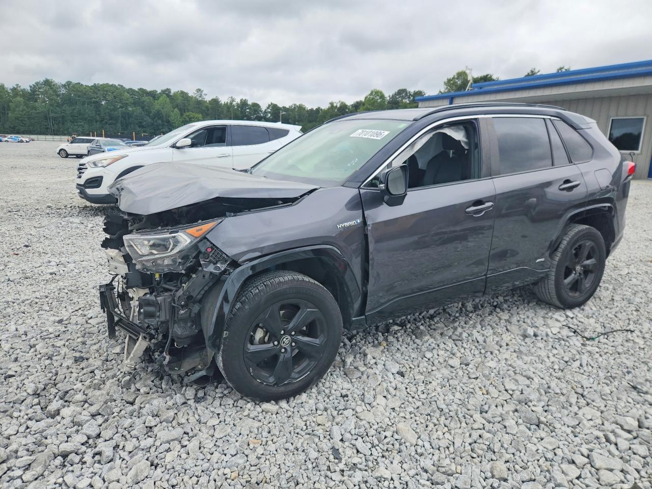 2019 TOYOTA RAV4 XSE HV 4WD — Front 3/4