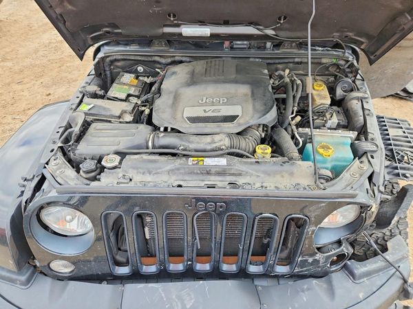 2016 JEEP WRANGLER UNLIMITED Sahara — Engine bay