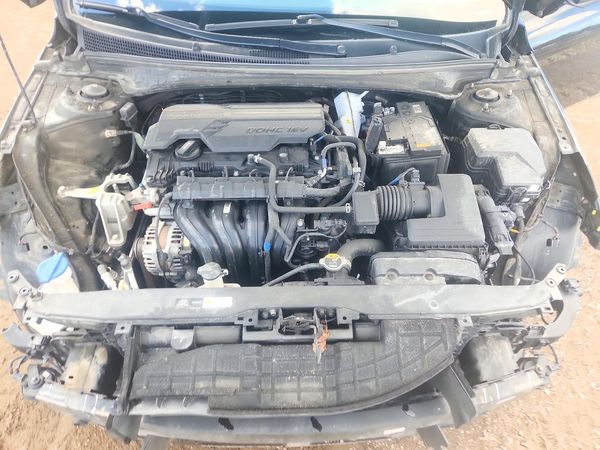 2022 HYUNDAI ELANTRA SEL — Engine bay