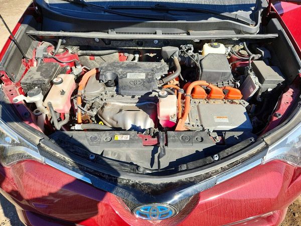 2018 TOYOTA RAV4 Ltd — Engine bay