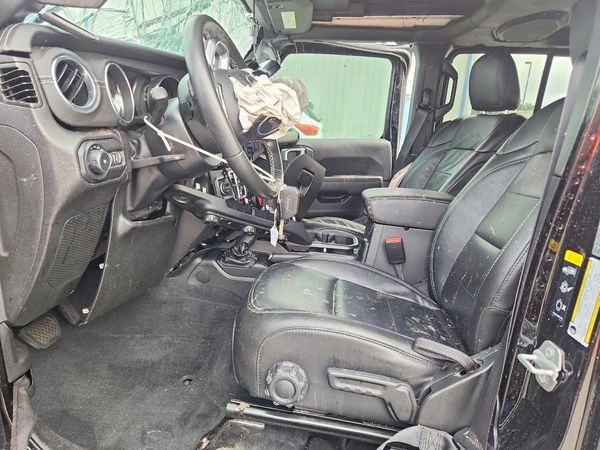 2022 JEEP WRANGLER Unlimited Sahara — DENT
