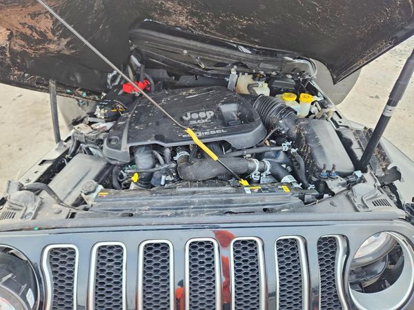 2022 JEEP WRANGLER Unlimited Sahara — Engine bay