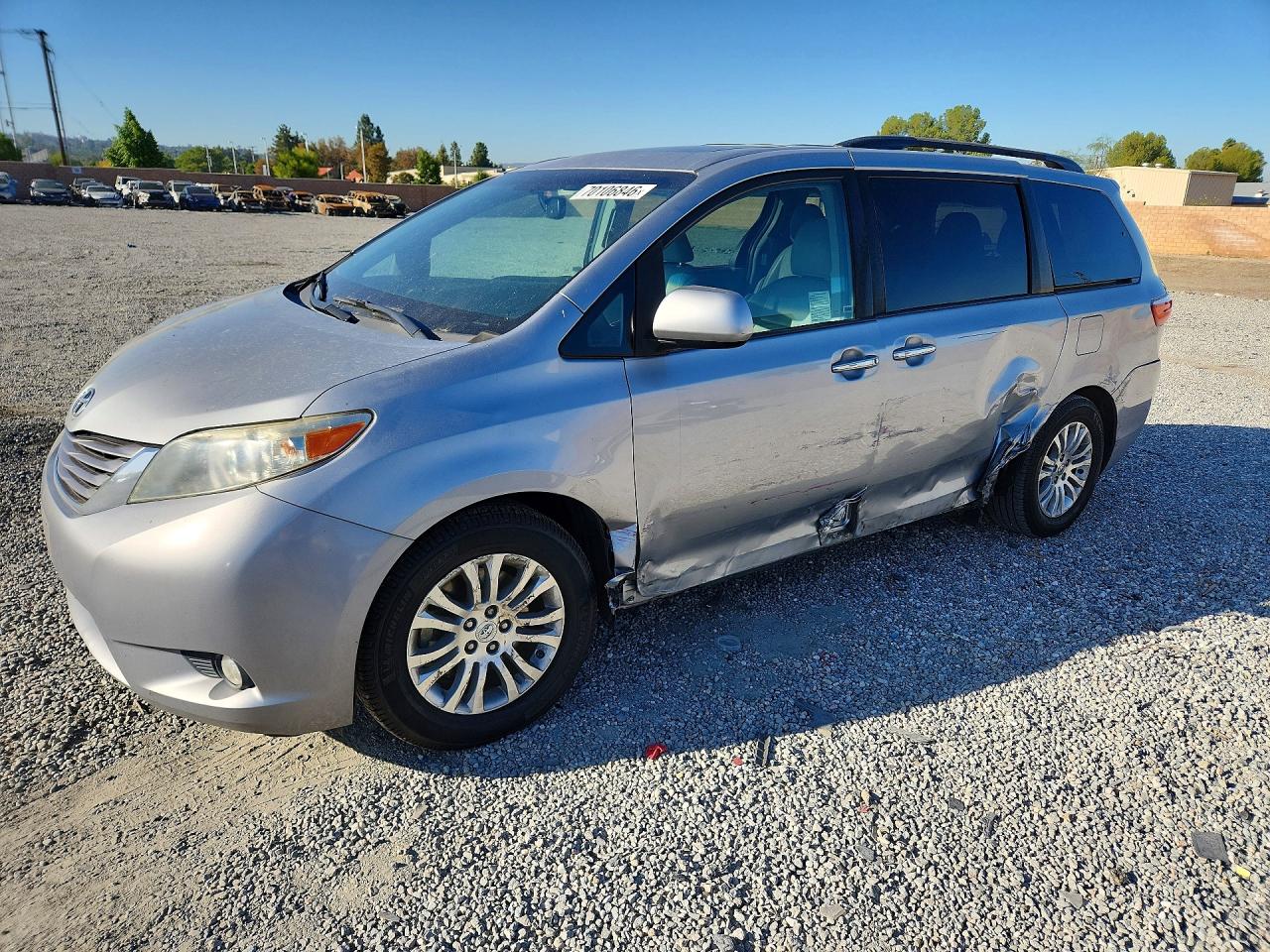 2017 TOYOTA SIENNA — Front 3/4