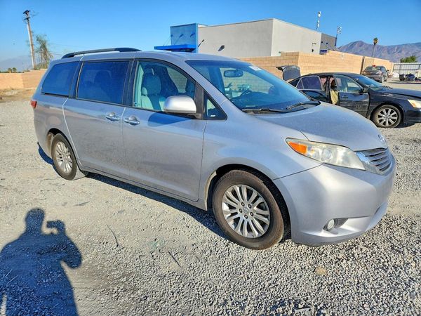 2017 TOYOTA SIENNA — Passenger 3/4
