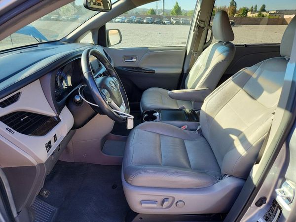2017 TOYOTA SIENNA — DENT