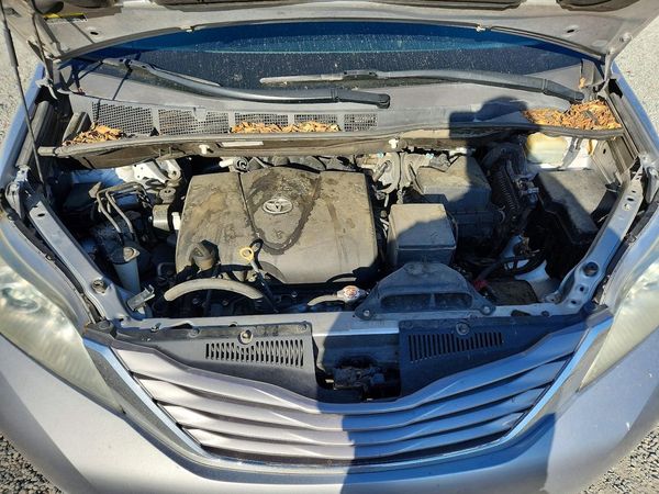 2017 TOYOTA SIENNA — Engine bay