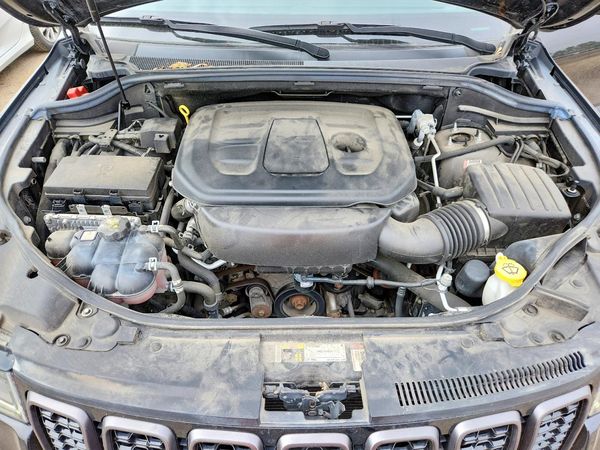2020 JEEP GRAND CHEROKEE Limited — Engine bay